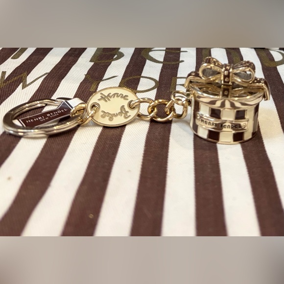 HENRI BENDEL 3/fer Emboss Leather Satchel “LADY WALKING DOG” & NWT Large Key Fob - Picture 5 of 16